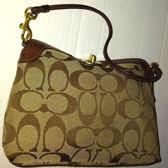 ☆Fabulous EUC COACH Signature Large Capacity Turnlock Baguette/Wristlet ☆ - Picture 5 of 16